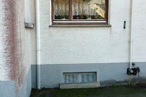 Verschmutzte Fassade an der Hausecke